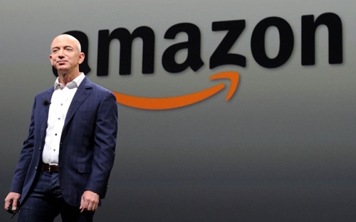 Jeff Bezos, nhà sáng lập hãng thương mại điện tử khổng lồ Amazon - Ảnh: NYPost.<!--[if gte mso 9]><xml>
 <w:WordDocument>
  <w:View>Normal</w:View>
  <w:Zoom>0</w:Zoom>
  <w:TrackMoves></w:TrackMoves>
  <w:TrackFormatting></w:TrackFormatting>
  <w:PunctuationKerning></w:PunctuationKerning>
  <w:ValidateAgainstSchemas></w:ValidateAgainstSchemas>
  <w:SaveIfXMLInvalid>false</w:SaveIfXMLInvalid>
  <w:IgnoreMixedContent>false</w:IgnoreMixedContent>
  <w:AlwaysShowPlaceholderText>false</w:A