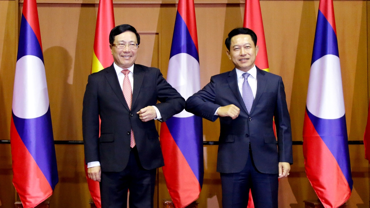 Phó Thủ tướng, Bộ trưởng Ngoại giao Phạm Bình Minh và Bộ trưởng Ngoại giao Lào Saleumsay Kommasith - Ảnh: VGP