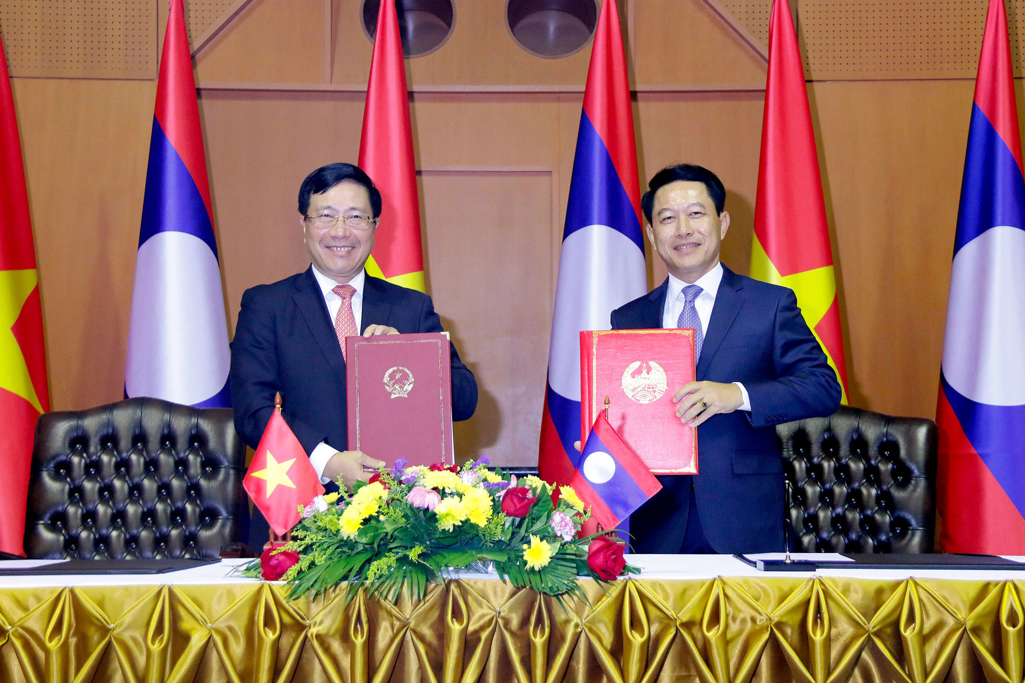 Phó Thủ tướng, Bộ trưởng Ngoại giao Phạm Bình Minh và Bộ trưởng Ngoại giao Lào Saleumsay Kommasith ký Thỏa thuận hợp tác giữa Bộ Ngoại giao Việt Nam và Bộ Ngoại giao Lào - Ảnh: VGP