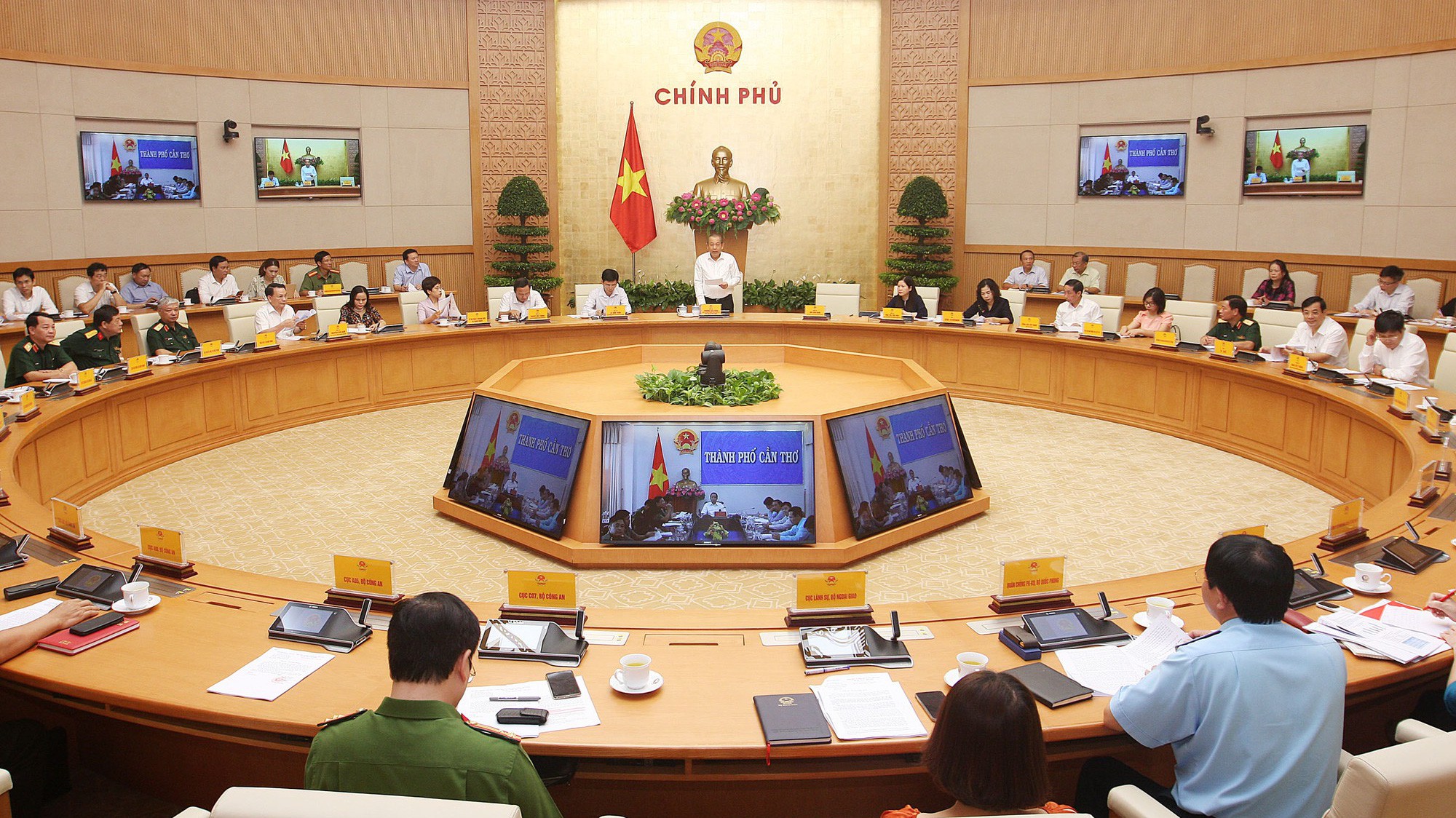 Phó thủ tướng Chính phủ Trương Hoà Bình, Chủ tịch Ủy ban An ninh hàng không dân dụng quốc gia chủ trì hội sơ kết công tác 6 tháng đầu năm.