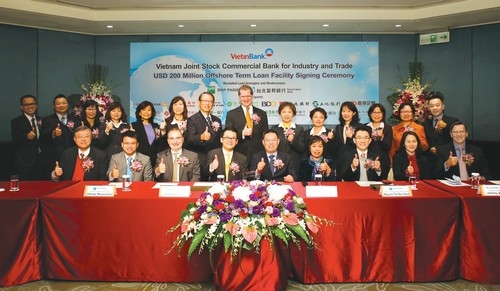 Lễ ký kết hợp đồng vay vốn 200 triệu USD giữa VietinBank với 18 ngân hàng lớn trên thế giới.