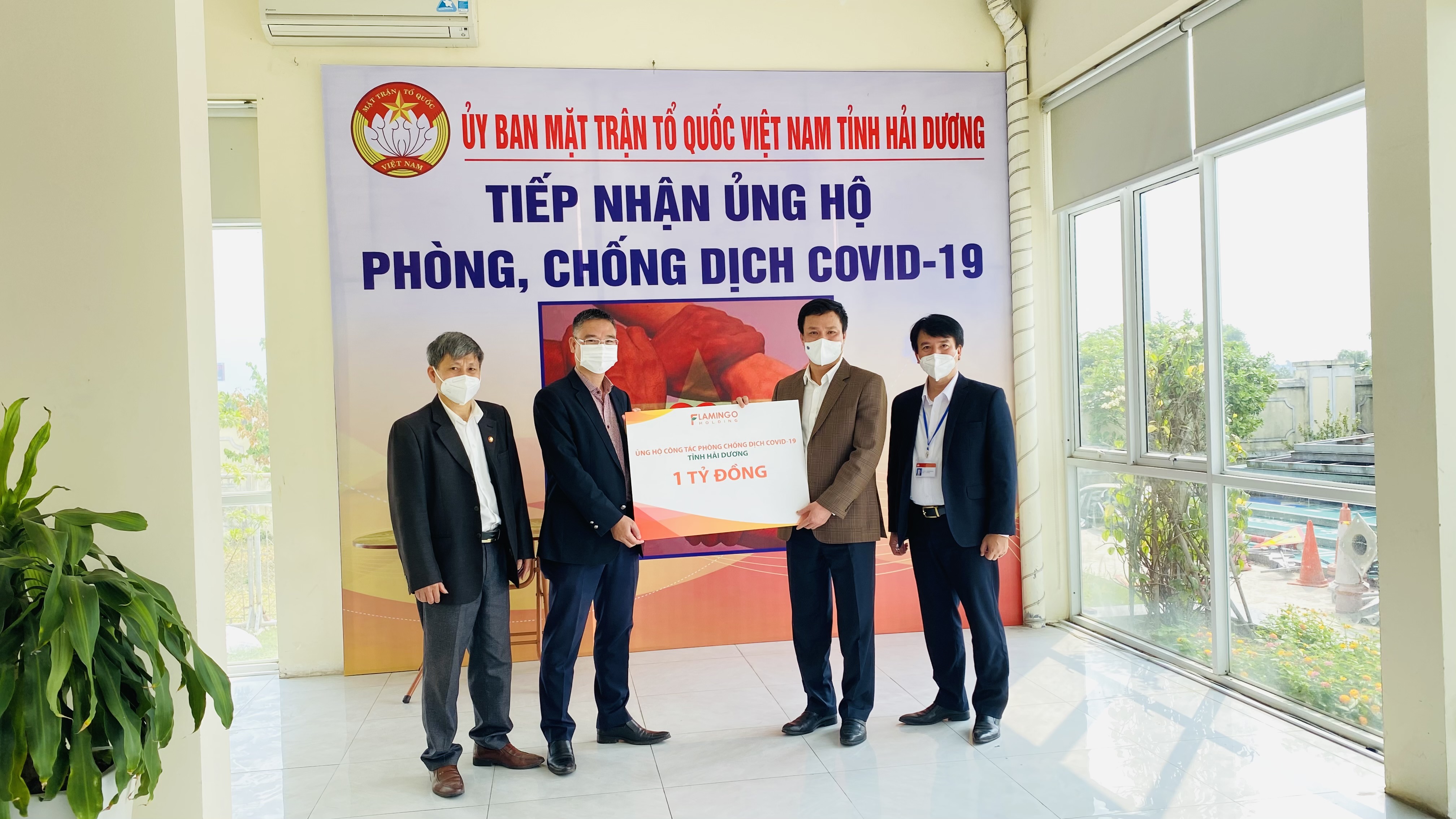 Đại diện Flamingo Holding Group trao tặng số tiền 1 tỷ đồng ủng hộ Hải Dương chống dịch.