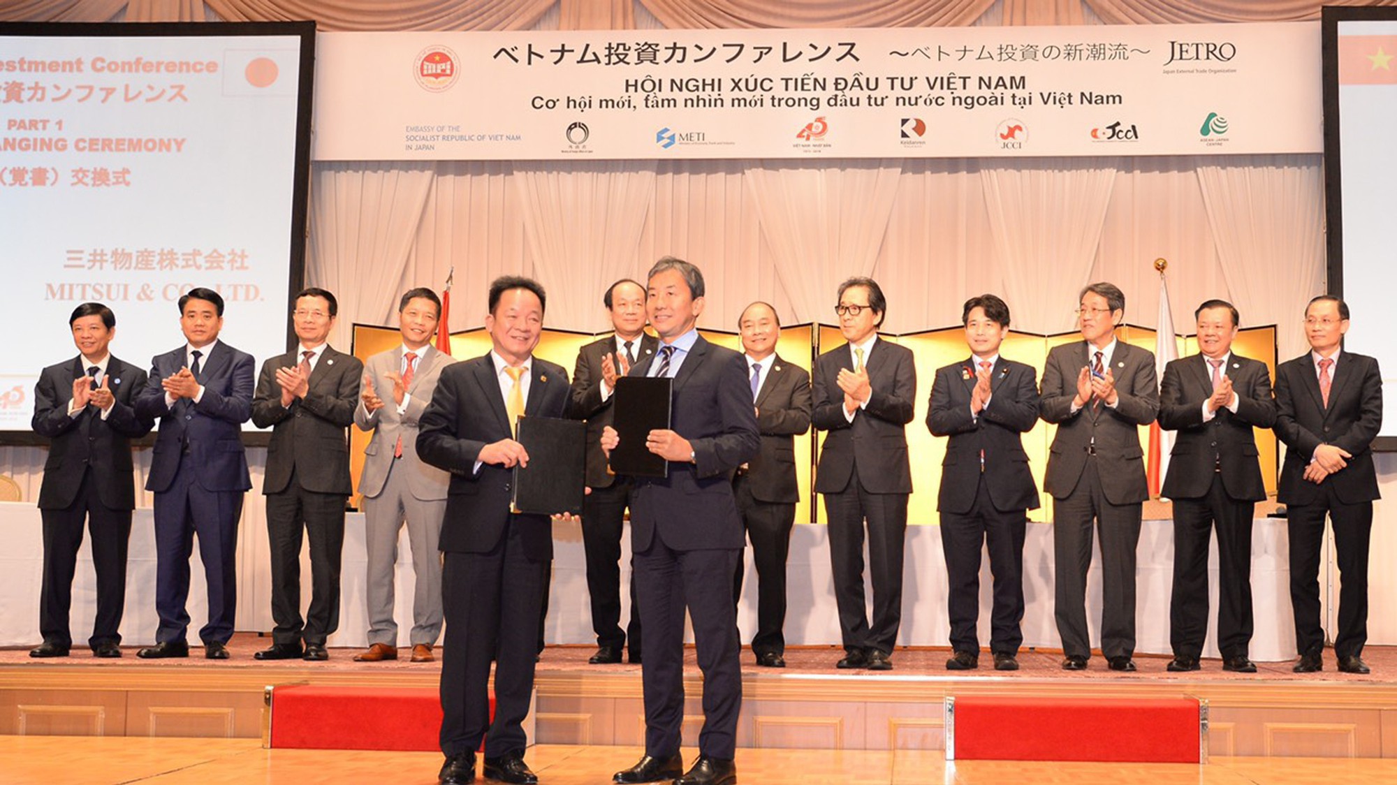 Chủ tịch Tập đoàn T&T Group Đỗ Quang Hiển và Lãnh đạo Tập đoàn Mitsui trao Thỏa thuận hợp tác toàn diện.