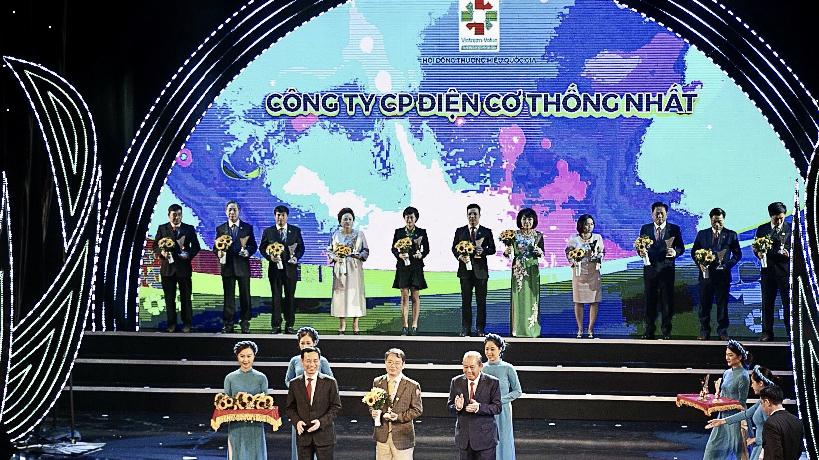 Đại diện Công ty Cổ phần điện cơ Thống Nhất Vinawind nhận giải thưởng Thương hiệu Quốc gia 2020.