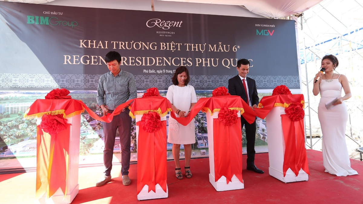 Đại diện chủ đầu tư, khách hàng cùng đơn vị phân phối độc quyền MGV cắt băng khánh thành biệt thự mẫu Regent Residences Phu Quoc.