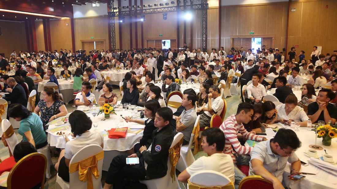 Hàng trăm khách hàng, nhà đầu tư đã phải bốc thăm để giành một suất đăng ký mua biệt thự, liền kề tại FLC Eco Charm ngay trong lễ giới thiệu.