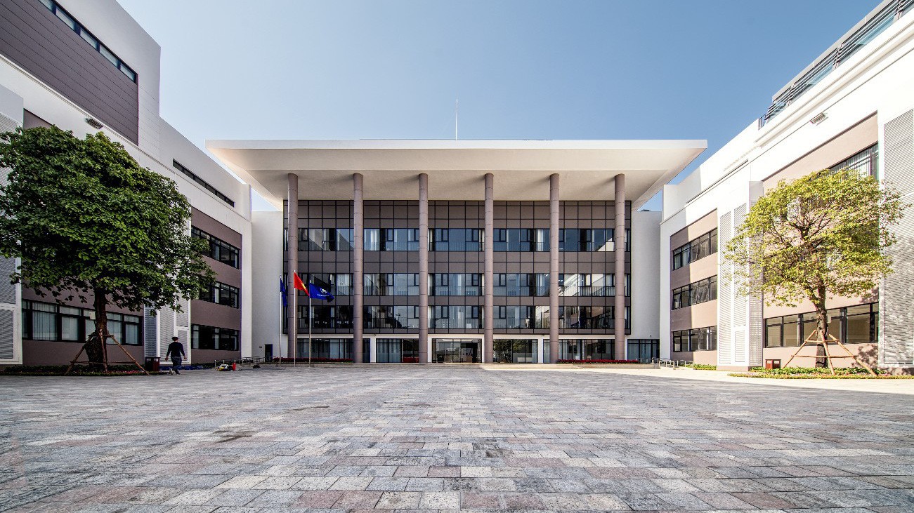 Vinschool The Harmony là ngôi trường hiếm hoi trong nội đô được xây dựng kế bên công viên và hồ điều hòa rộng tới 12,4ha.