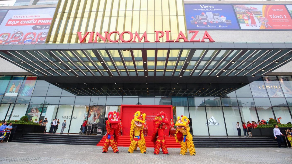 Các trung tâm thương mại Vincom Plaza được thiết kế sang trọng, hiện đại – là điểm nhấn kiến trúc của thành phố.