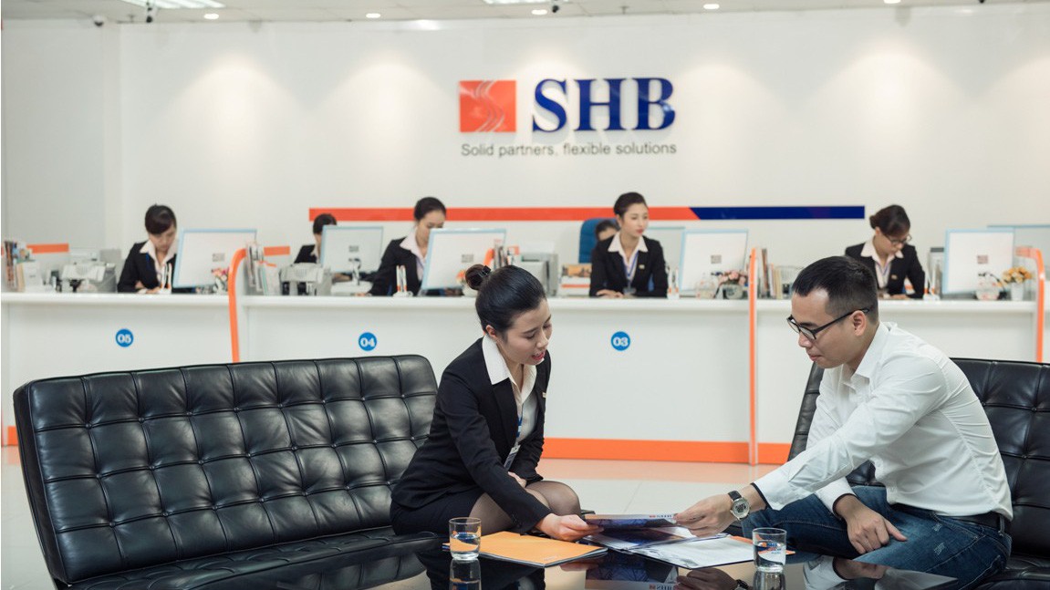 Khách hàng giao dịch tại SHB.
