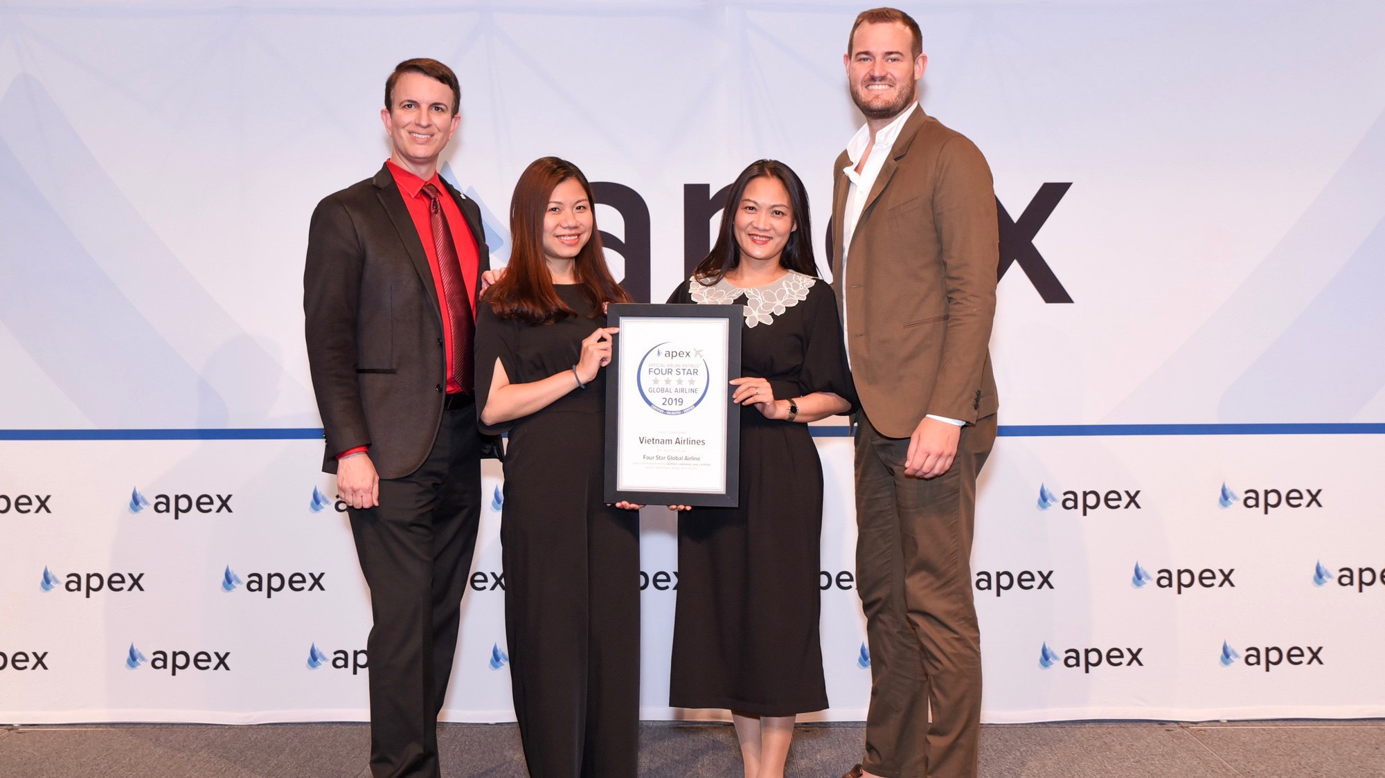 Giám đốc điều hành APEX (The Airline Passenger Experience Association) - Joe Leader - trao tặng giải thường Hãng hàng không 4 sao toàn cầu cho đại diện Vietnam Airlines.