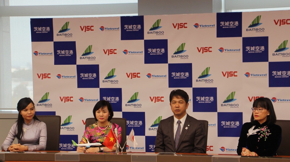 Ông Kazuhiko Oigawa, Thống đốc Tỉnh Ibaraki và bà Dương Thị Mai Hoa, Phó Chủ tịch kiêm Phó Tổng giám đốc Bamboo Airways (thứ 2 từ trái sang) trong buổi họp báo tại Nhật Bản công bố chuyến bay đầu tiên của Bamboo Airways đến Ibaraki.