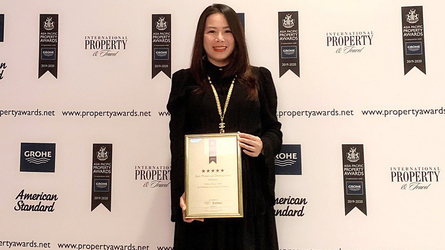 Đại diện Vinhomes nhận giải thưởng “Dự án Phức hợp tốt nhất Việt Nam năm 2019” cho dự án Vinhomes Ocean Park.