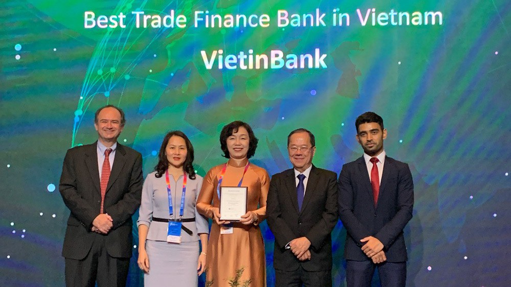 Bà Trần Thị Minh Đức nhận giải thưởng danh giá của The Asian Banker.