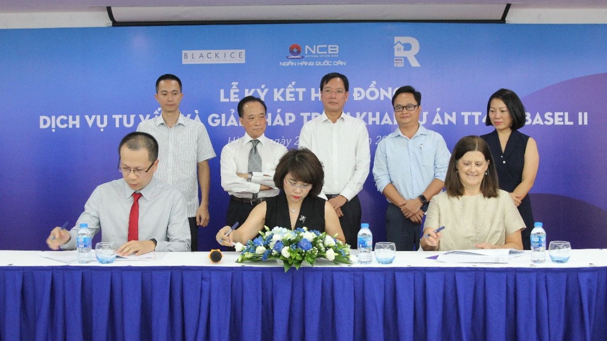 Đại diện ba bên tại lễ ký kết.