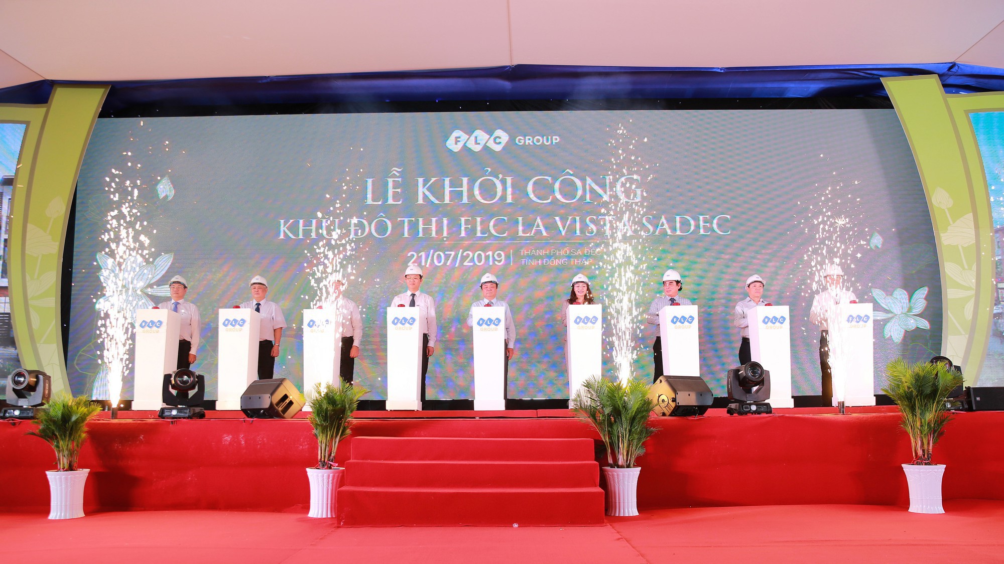 Các đại biểu thực hiện nghi thức khởi công Khu đô thị FLC La Vista Sadec.