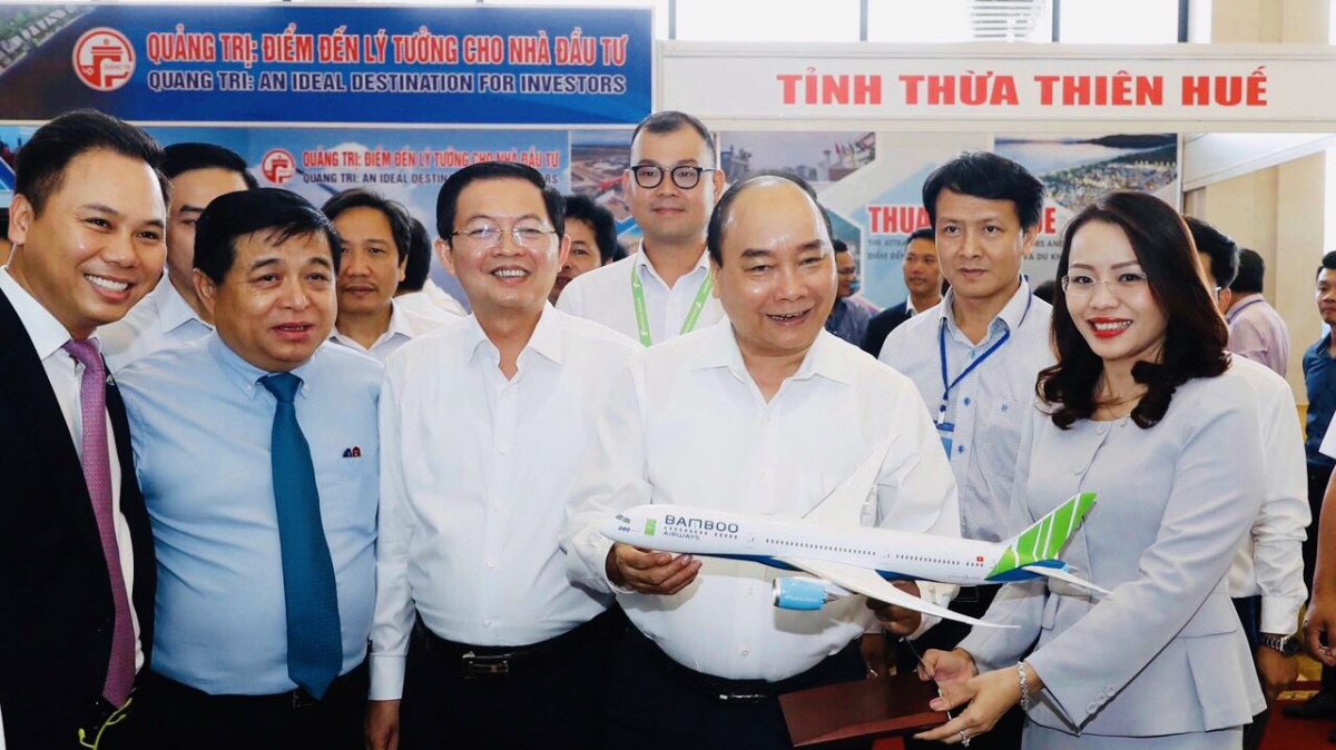 Thủ tướng Chính phủ thăm gian hàng của hãng hàng không Bamboo Airways tại Hội nghị (Ảnh:TTX).