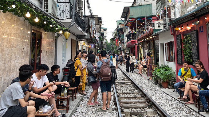 Hà Nội vẫn giữ quan điểm không cho phép tồn tại các quán cà phê kinh doanh sát đường tàu.