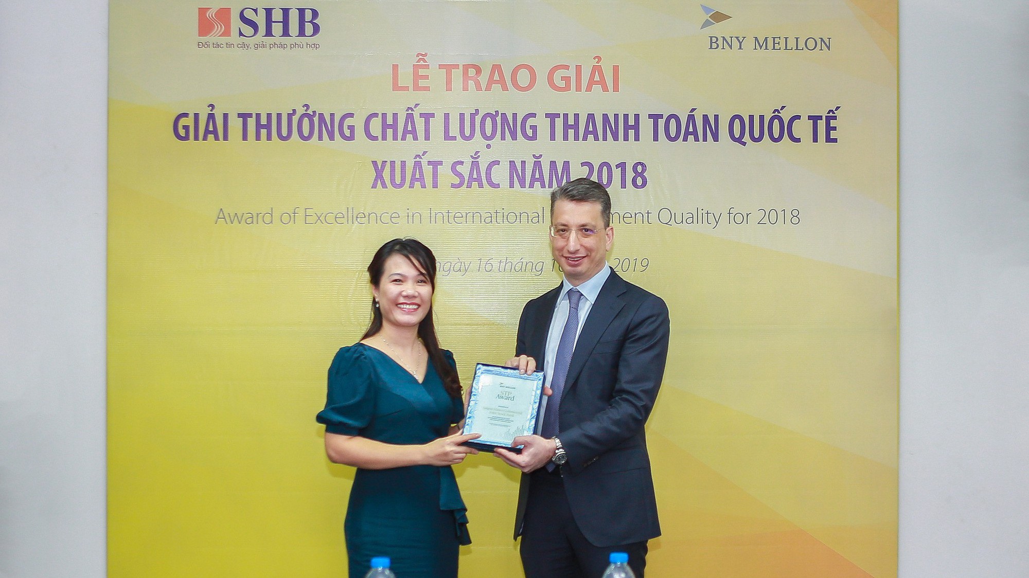 Bà Ninh Thị Lan Phương, Phó Tổng giám đốc đại diện Ngân hàng SHB nhận giải thưởng chất lượng thanh toán quốc tế STP Award lần thứ 9 do BNY Mellon trao tặng.