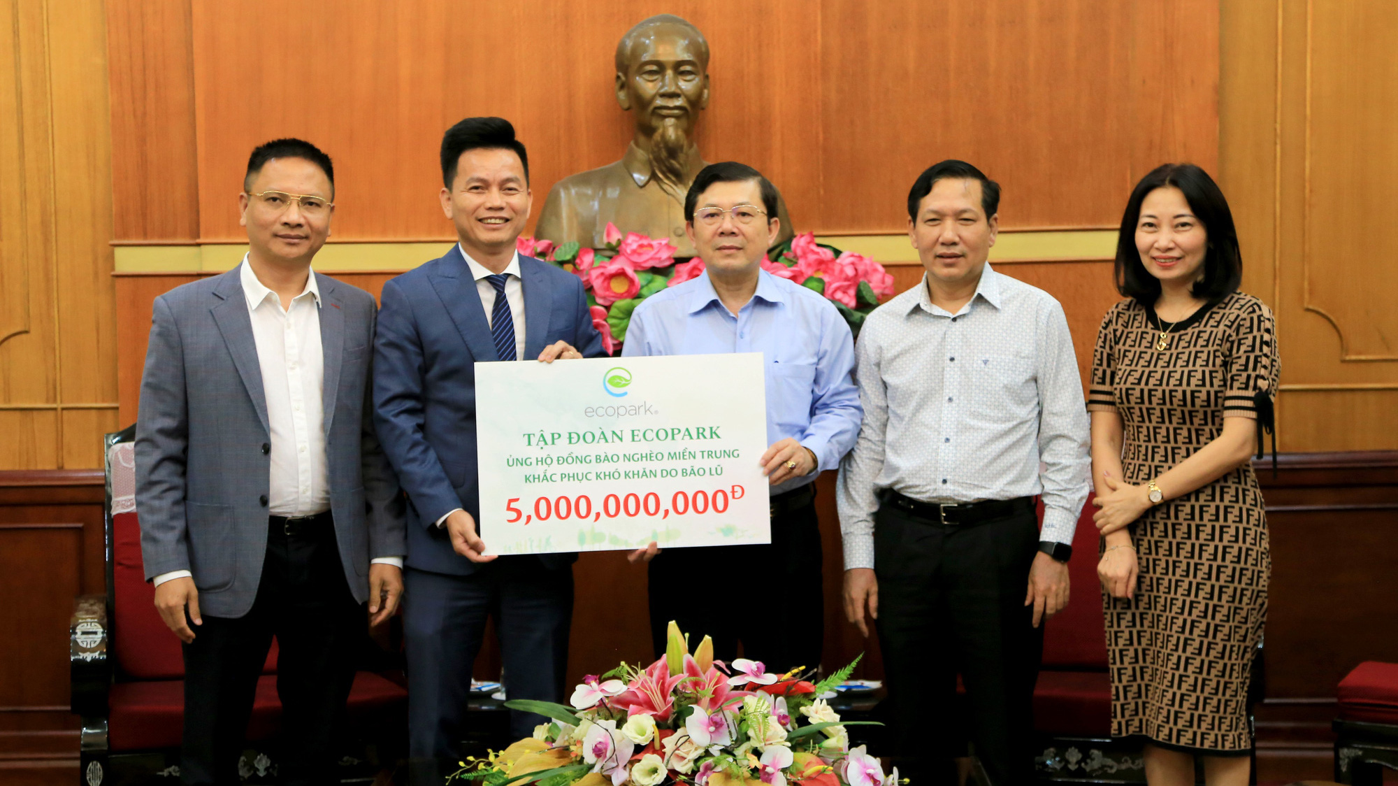 Ông Trần Quốc Việt - Tổng giám đốc Tập đoàn Ecopark (bên trái) trao số tiền hỗ trợ cho đồng bào miền Trung thông qua Ủy ban Trung ương Mặt trận Tổ quốc Việt Nam.