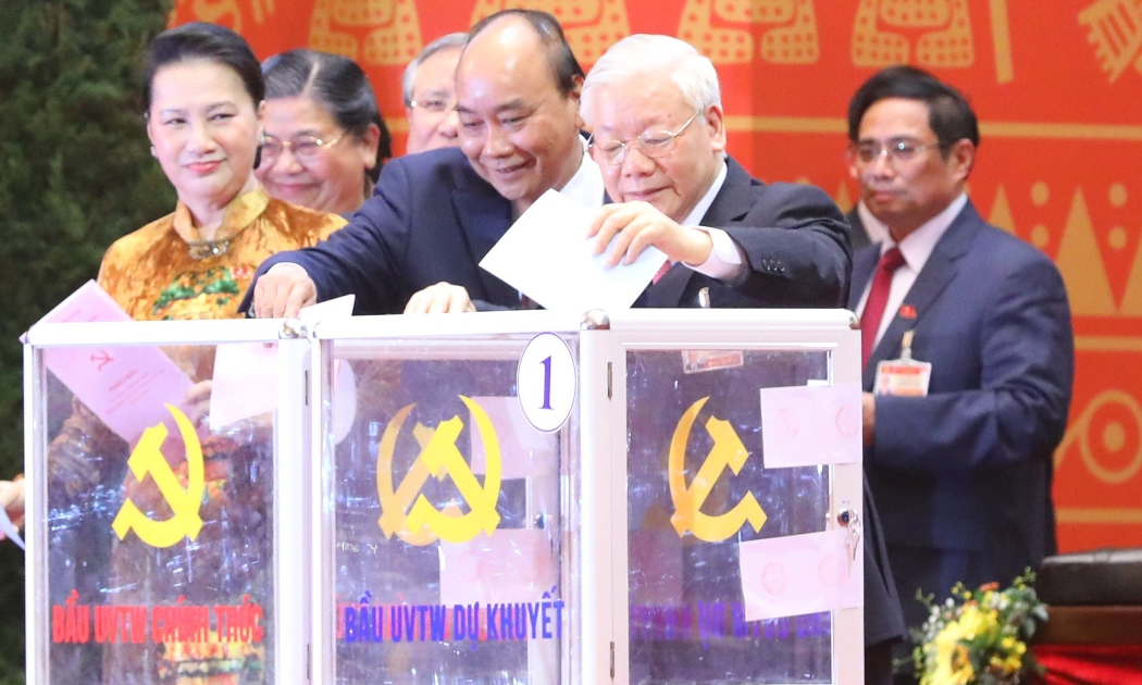 Các đồng chí lãnh đạo Đảng và Nhà nước bỏ phiếu bầu Ban Chấp hành Trung ương khóa XIII.