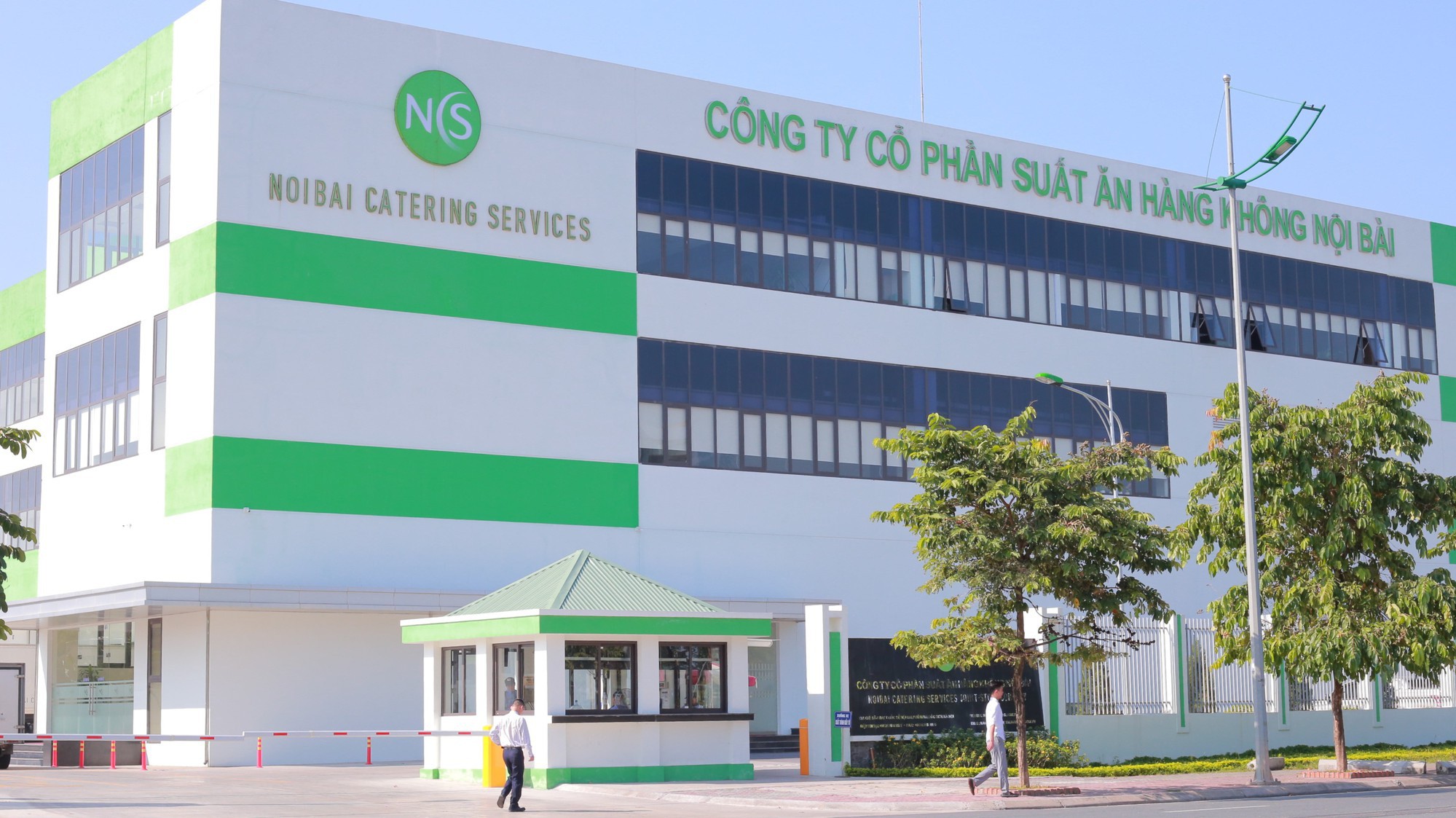 Cơ sở chế biến suất ăn hàng không Nội Bài mới có tổng diện tích 21.074m2, gồm 3 tầng nổi, 1 tầng hầm với trang thiết bị công nghệ hiện đại, công suất lên đến 35.000 suất ăn/ngày.