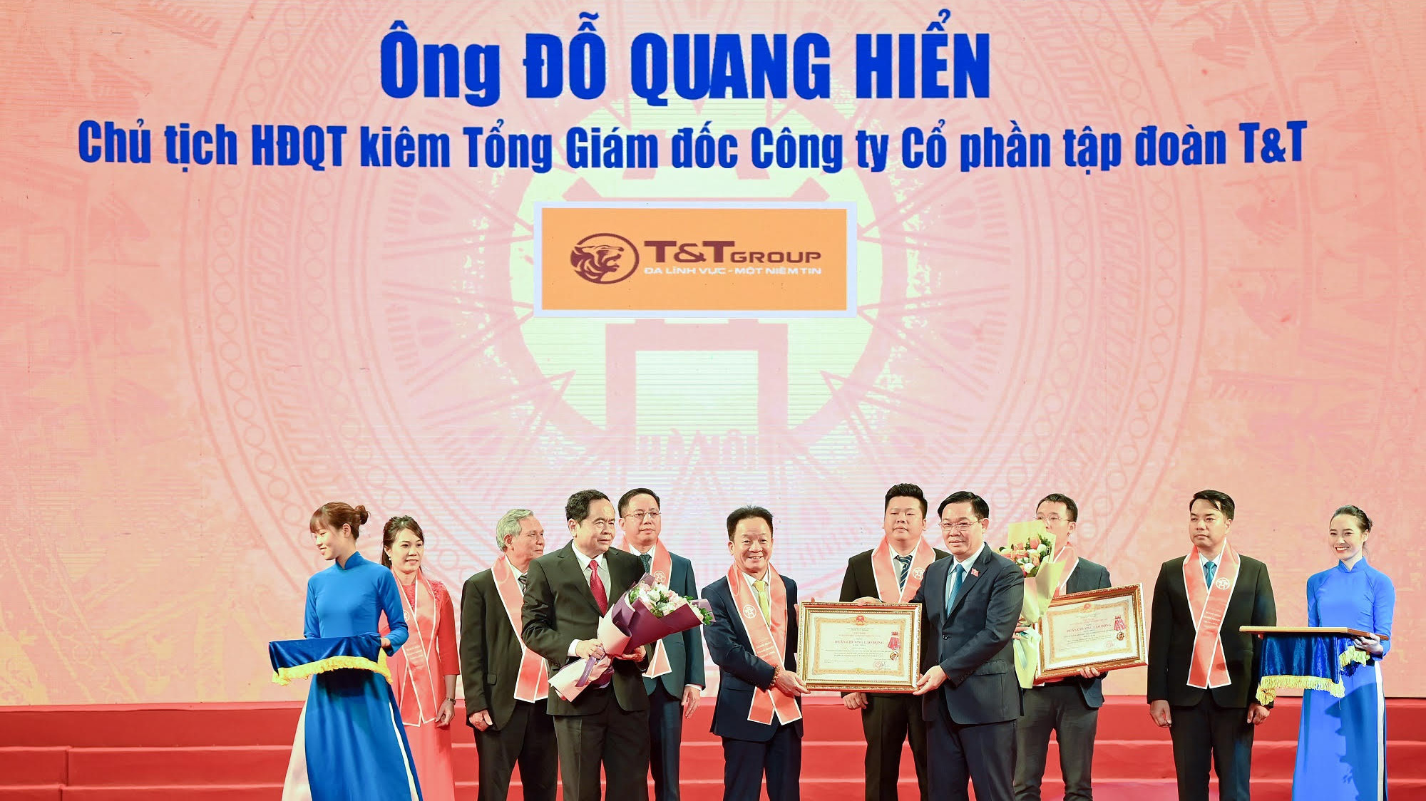 Ông Đỗ Quang Hiển - Chủ tịch Hội đồng Quản trị kiêm Tổng giám đốc Tập đoàn T&T Group vinh dự được Đảng và Nhà nước trao tặng Huân chương Lao động hạng Nhất vì những đóng góp tích cực vào sự nghiệp xây dựng Chủ nghĩa Xã hội và bảo vệ Tổ Quốc.