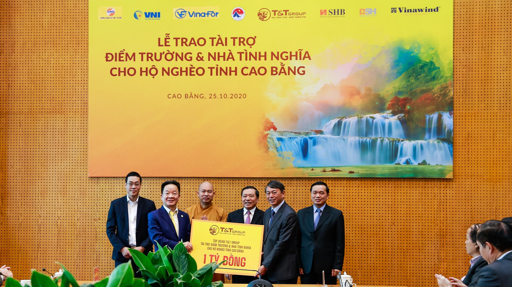 Ông Đỗ Quang Hiển, Chủ tịch Hội đồng Quản trị kiêm Tổng giám đốc Tập đoàn T&T Group trao tặng 1 tỷ đồng tài trợ xây dựng điểm trường và nhà tình nghĩa cho người nghèo tỉnh Cao Bằng.