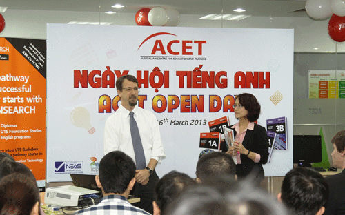 Ông Andrew Hollins, Giám đốc điều hành ACET Việt Nam giới thiệu giáo trình Anh ngữ mới.