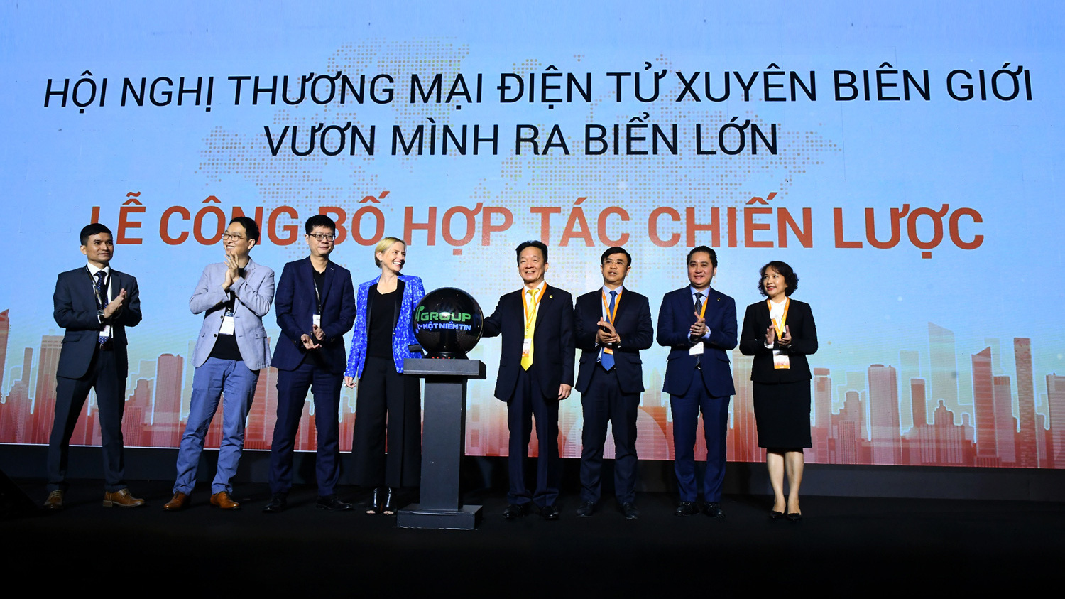 Hội nghị Thương mại điện tử xuyên biên giới với chủ đề: "Vươn mình ra biển lớn" tổ chức ở Tp.HCM thu hút hơn 2.000 người bán hàng tham dự.