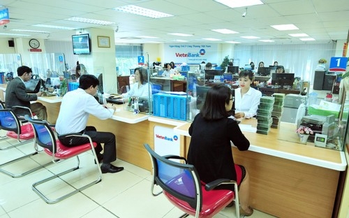 Khách hàng giao dịch tại VietinBank.<br>