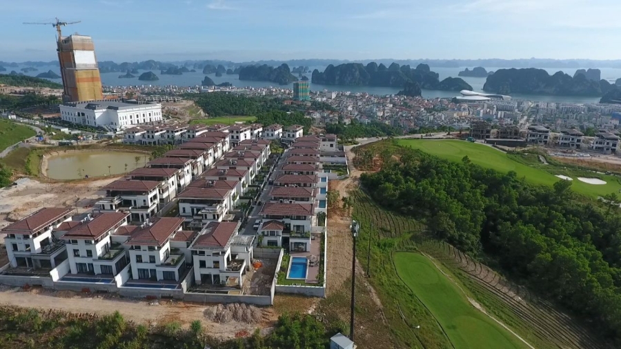 Một góc dự án FLC Hạ Long hướng vịnh từ trên cao.