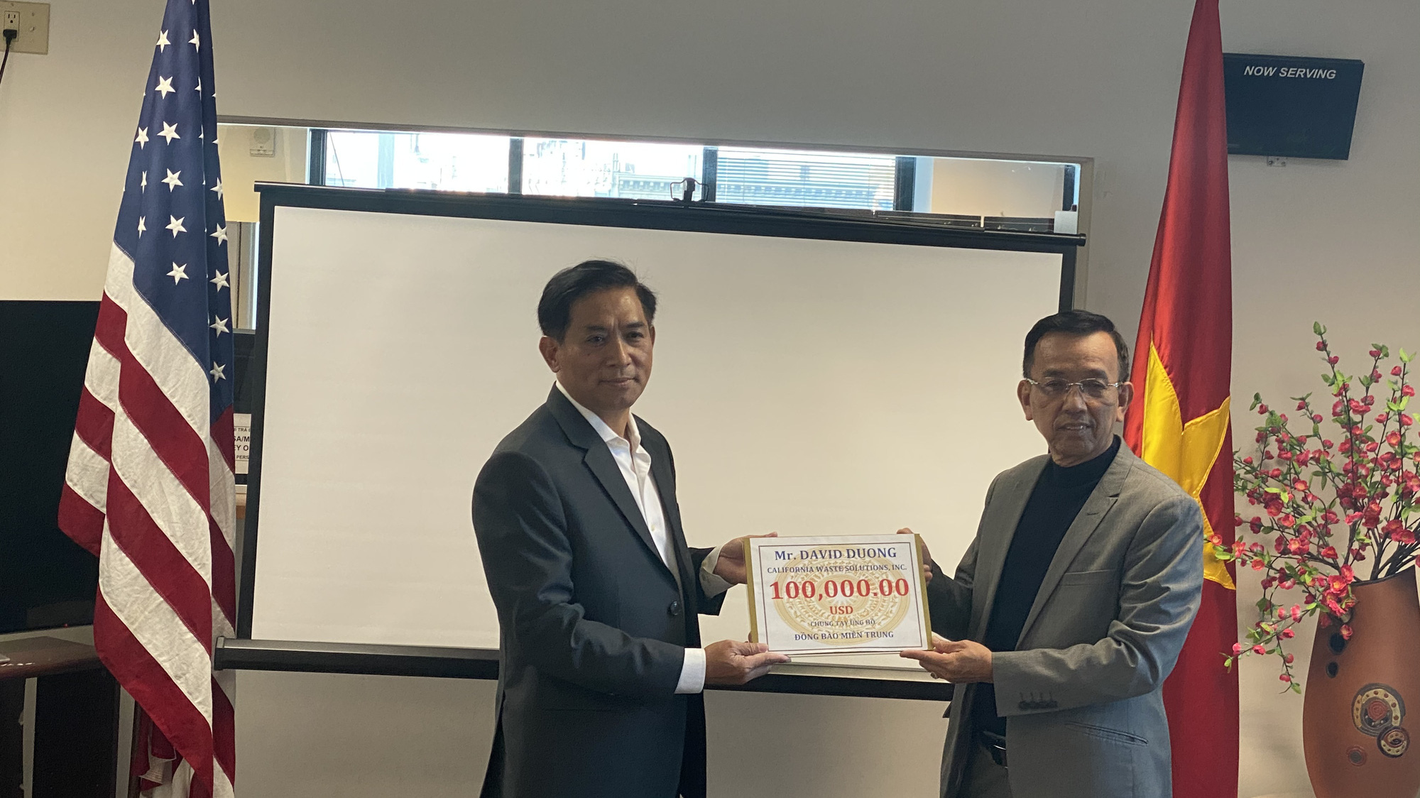 Ông David Dương trao 120.000 USD cho TLS VIệt Nam tại San Francisco Nguyễn Trác Toàn chuyển về đồng bào Miền Trung.