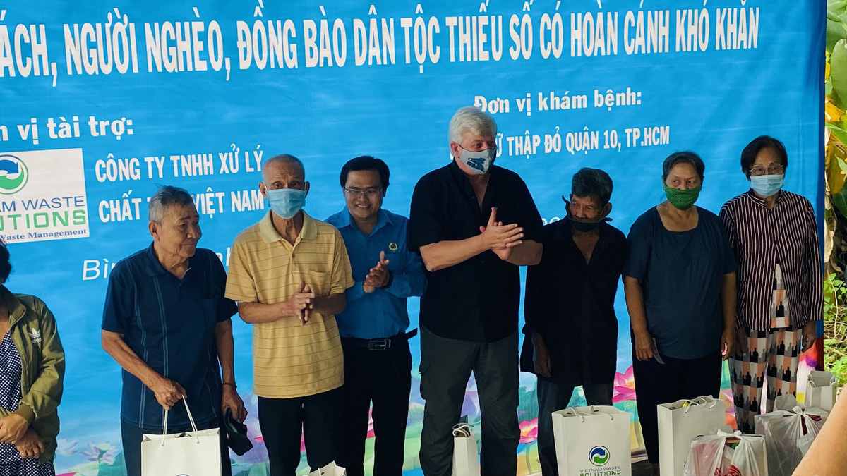 Ông Kevin Moore, Giám đốc điều hành Công ty VWS trao quà từ thiện cho đại diện các hộ dân.