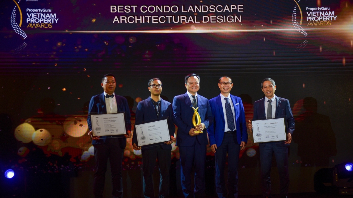 Chủ tịch kiêm Tổng giám đốc Tập đoàn MIKGroup Nguyễn Vĩnh Trân cùng đại diện tập đoàn nhận giải hôm 22/6.