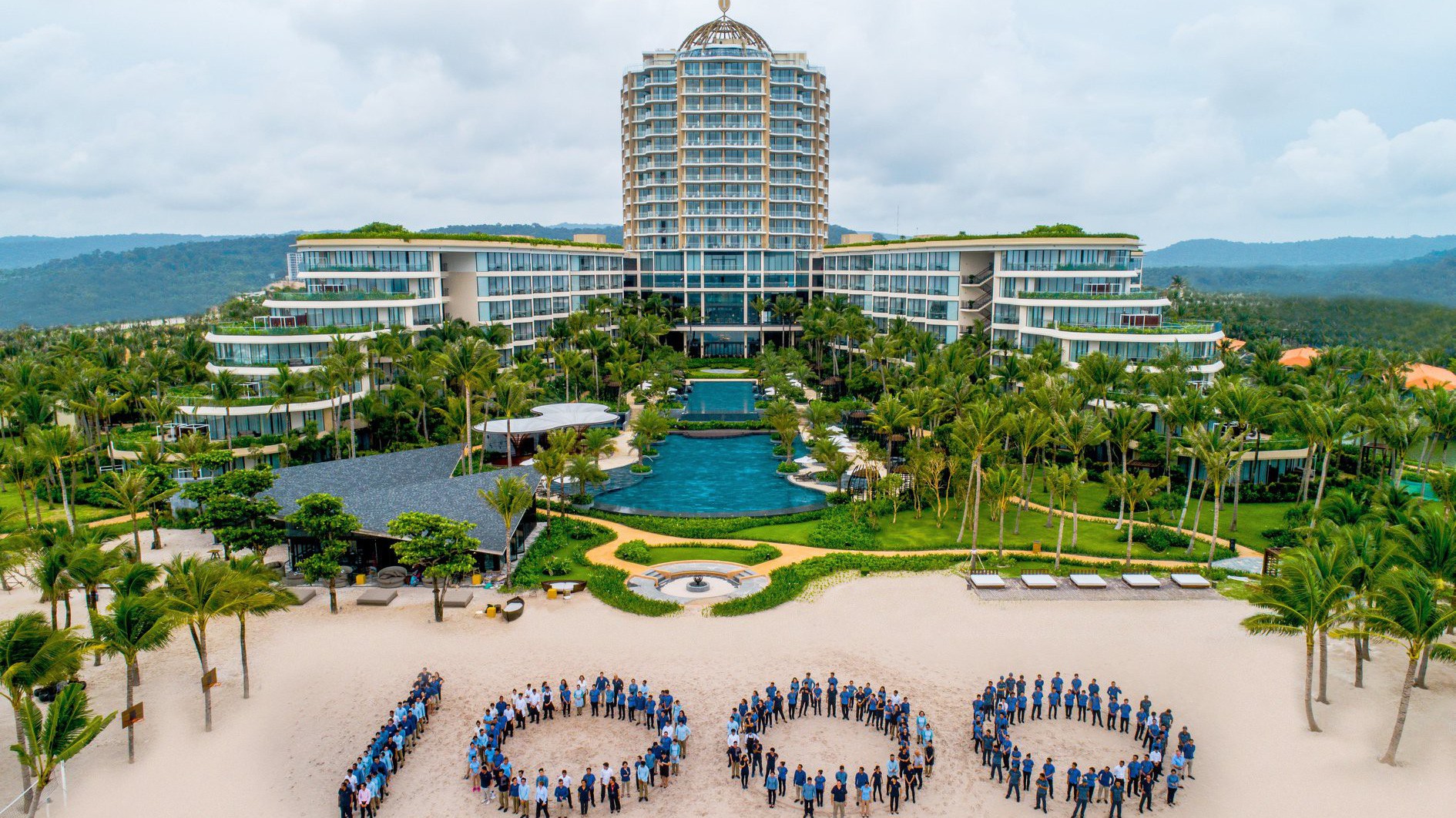 InterContinental Phu Quoc Long Beach Resort là khu nghỉ dưỡng thứ 1000 của tập đoàn IHG tại khu vực Châu Âu, Trung Đông, Châu Á và Châu Phi (EMEAA).