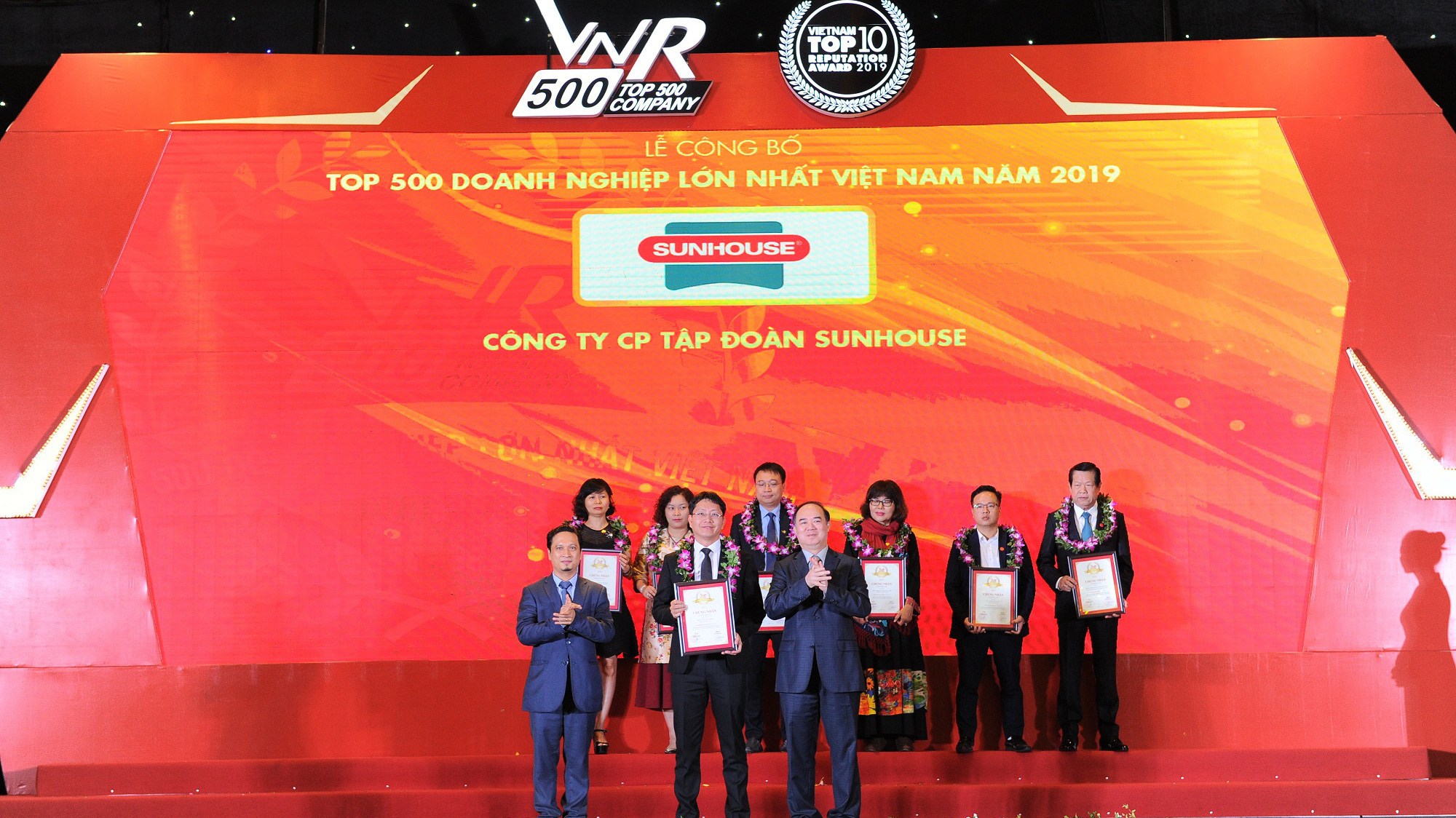 Ông Nguyễn Đại Thắng - Tổng giám đốc Tập đoàn Sunhouse, đại diện công ty nhận chứng nhận VNR500.