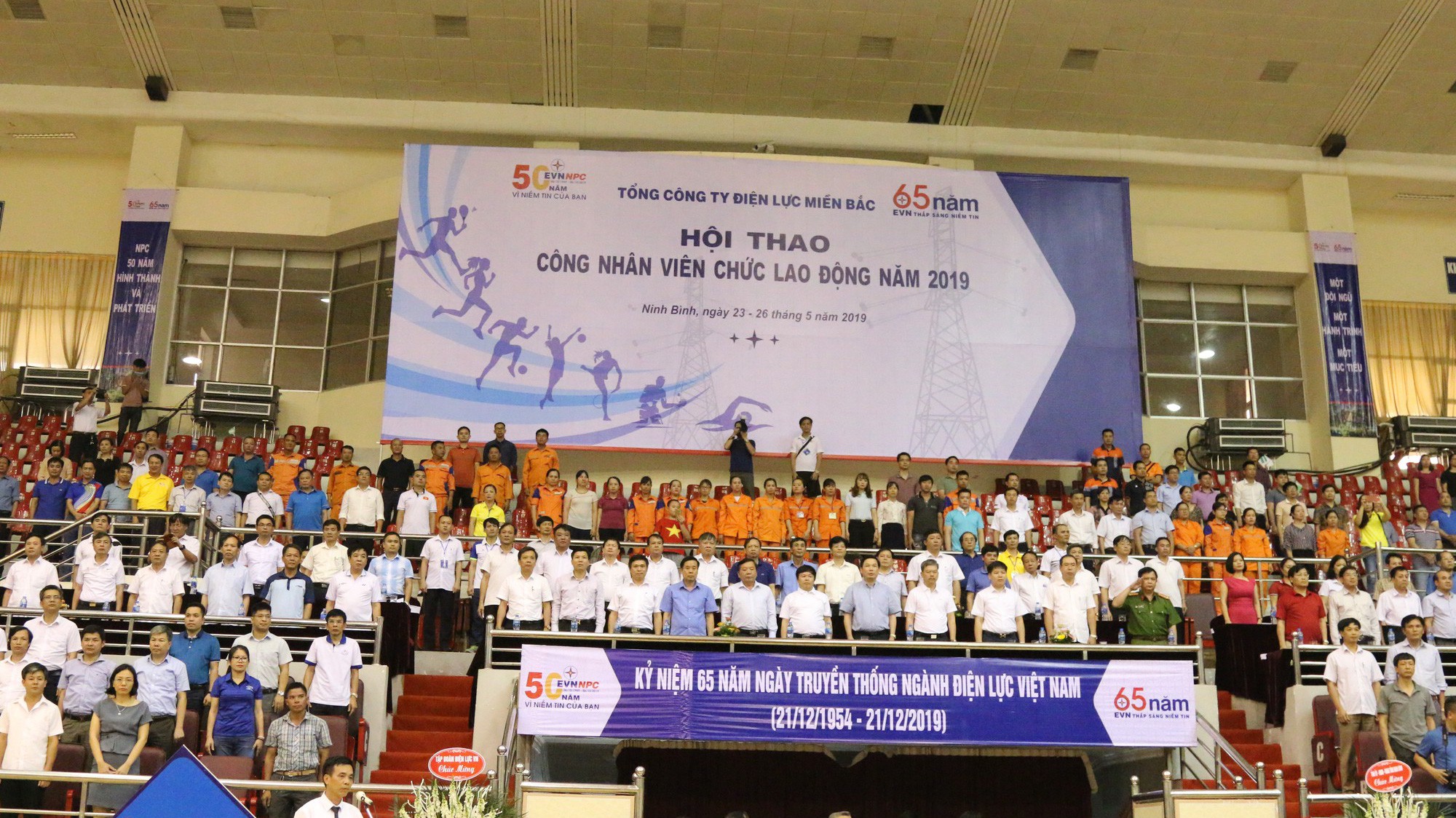 Đại biểu và đông đảo Công nhân viên chức - người lao động đã có mặt trong buổi khai mạc.