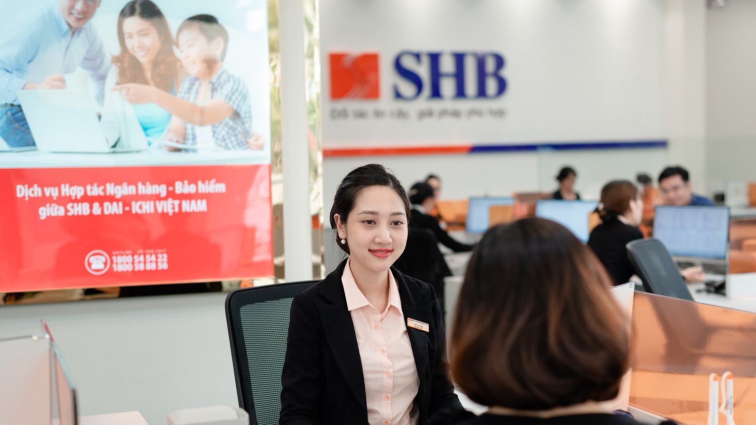 Khách hàng giao dịch tại SHB.