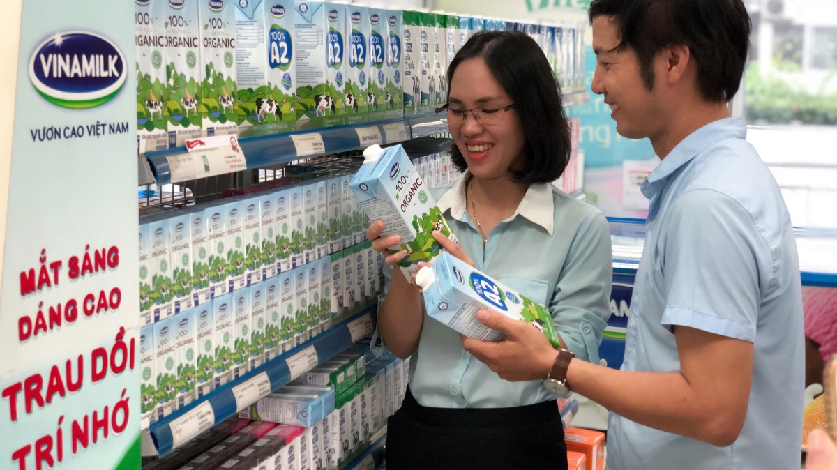 Nguồn gốc và giá cả là một trong những yếu tố ảnh hưởng đến quyết định của người tiêu dùng khi chọn mua sữa tươi.