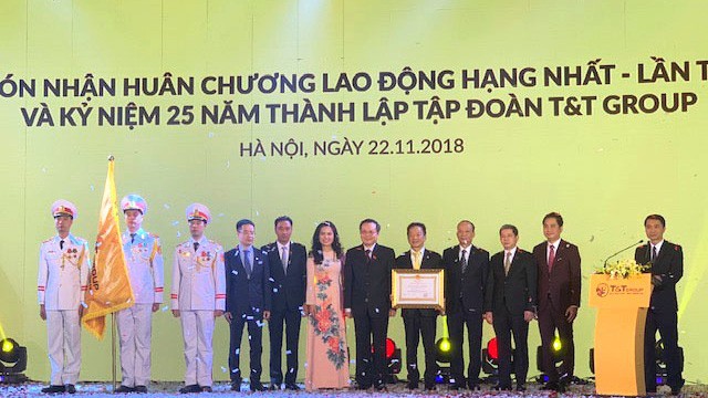 Chủ tịch HĐQT kiêm Tổng giám đốc Đỗ Quang Hiển cùng ban lãnh đạo T&T đón nhận Huân chương Lao động hạng Nhất lần thứ hai, chiều 22/11.