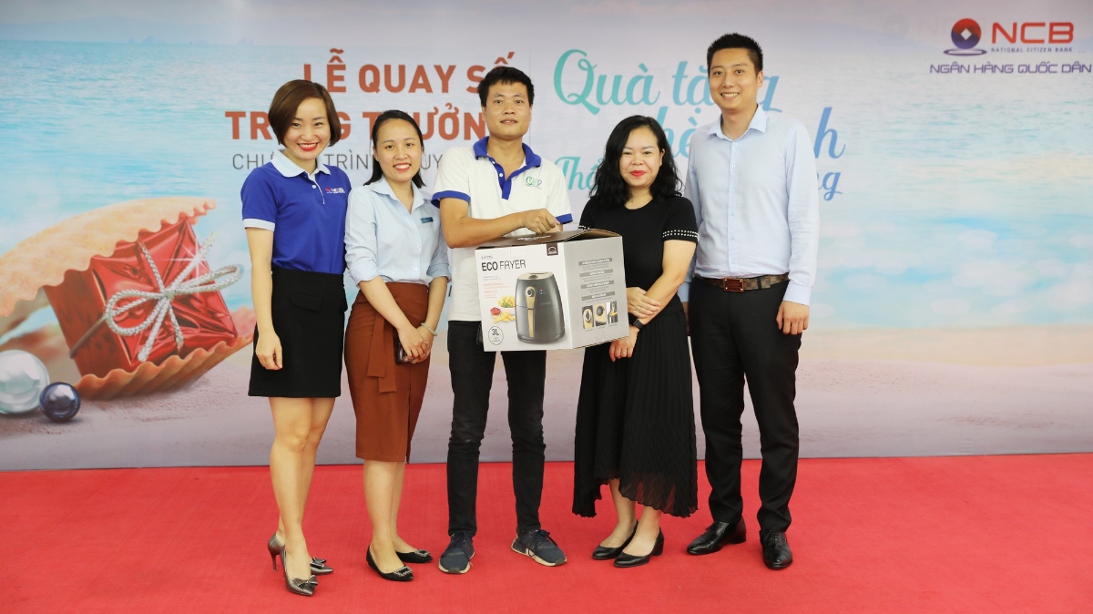 Khách hàng tham gia quay số tháng 8/2019 trúng thưởng một nồi chiên không dầu đến từ nhãn hiệu Lock & Lock.