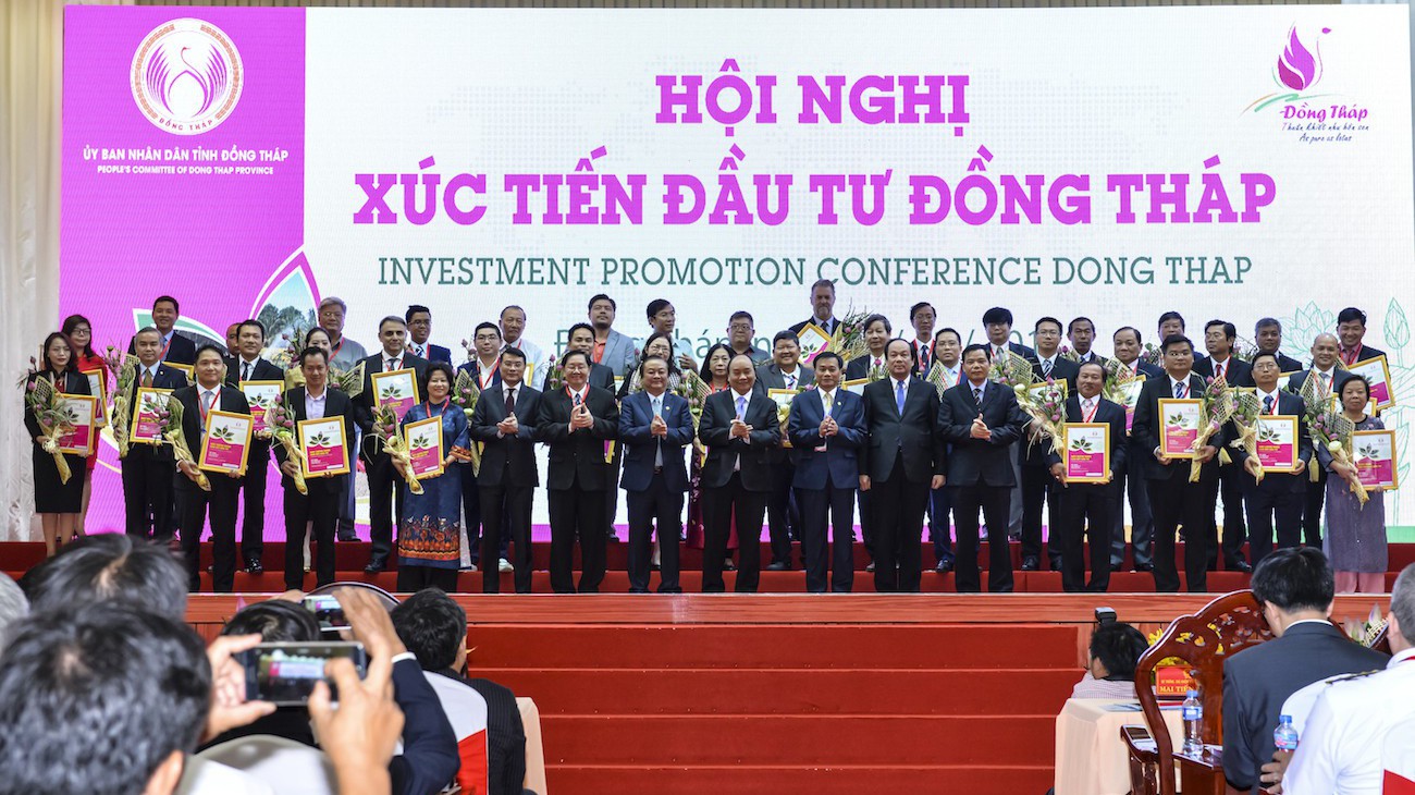Thủ tướng Chính phủ Nguyễn Xuân Phúc cùng lãnh đạo bộ, ngành và tỉnh Đồng Tháp chức mừng các nhà đầu tư - Ảnh: Nguyễn Trung.