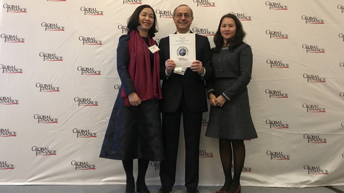 Bà Trần Thị Minh Đức (bên trái) và bà Lê Minh Hương đại diện VietinBank nhận giải “Ngân hàng cung cấp dịch vụ Tài trợ thương mại tốt nhất Việt Nam năm 2018”.