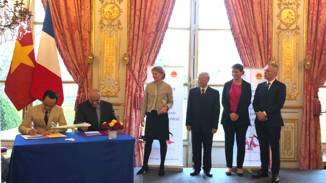  Chủ tịch Tập đoàn FLC Trịnh Văn Quyết (trái) và Phó Chủ tịch Airbus phụ trách thương mại Eric Schulz (phải) ký kết hợp đồng thoả thuận mua 24 máy bay A321NEO cho Bamboo Airways.