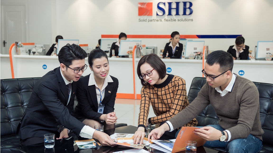 Khách hàng giao dịch tại SHB.