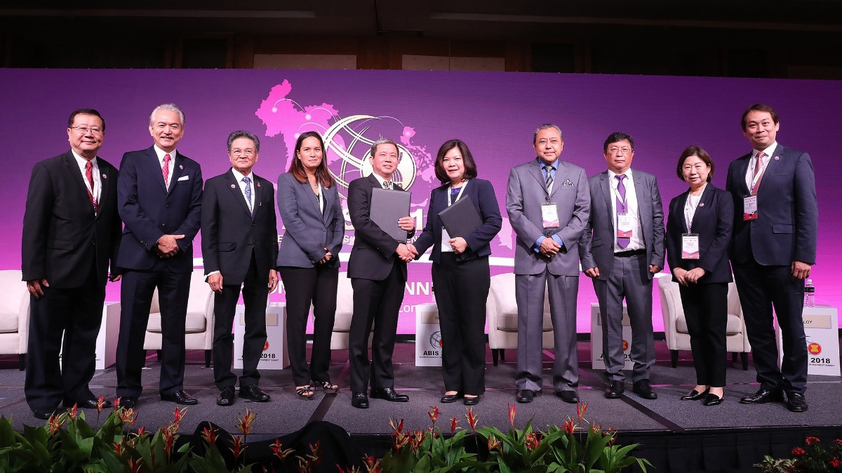 Đại diện Tập đoàn T&T Group và Tập đoàn YCH của Singapore trao biên bản ghi nhớ về dự án xây dựng Trung tâm Logistics.