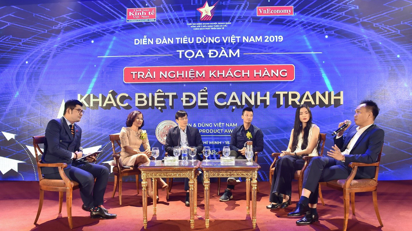 Đại diện Bamboo Airways (thứ 2 từ bên trái sang) trong buổi tọa đàm "Khác biệt để cạnh tranh"