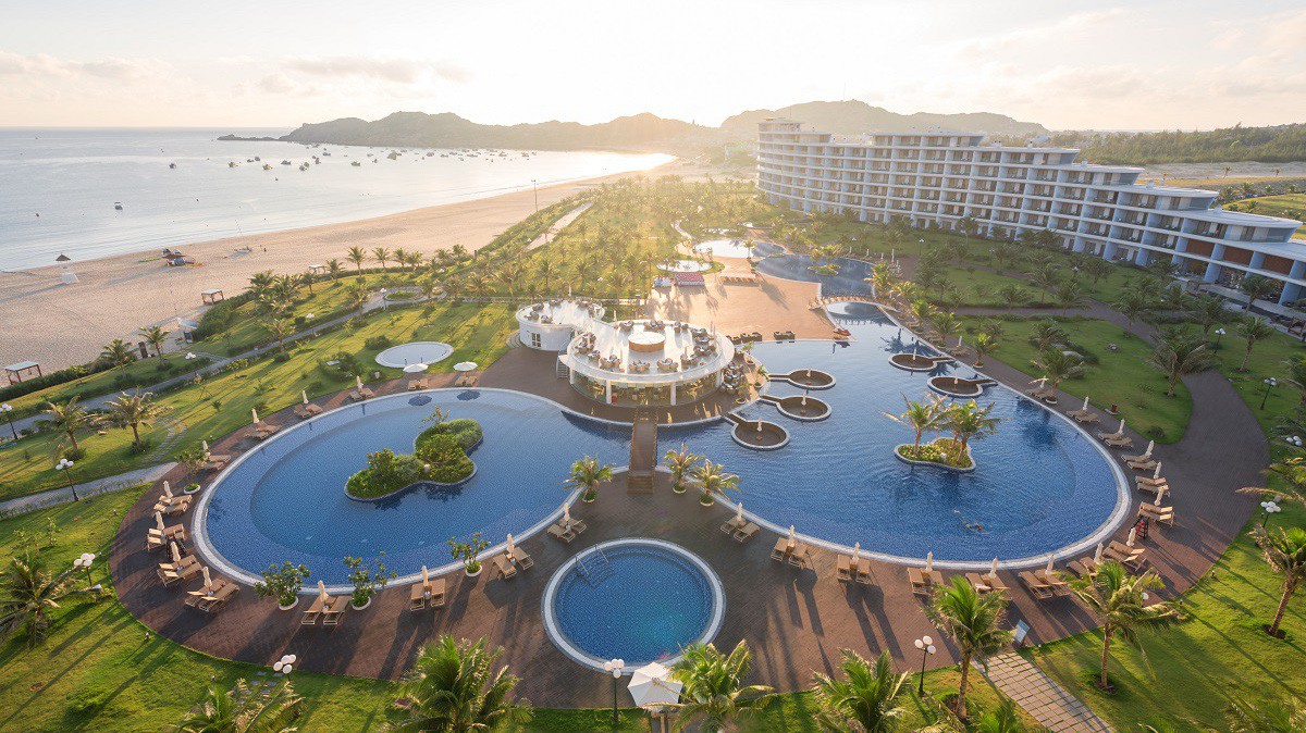 Dịp cao điểm như 30/4 - 1/5 năm 2019, Quy Nhơn đón trên 50.000 lượt khách, chủ yếu tập trung ở những điểm du lịch nổi tiếng như Kỳ Co, Eo Gió hay FLC Quy Nhơn.