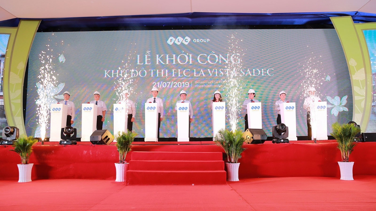 Các đại biểu thực hiện nghi thức khởi công Khu đô thị FLC La Vista Sadec.