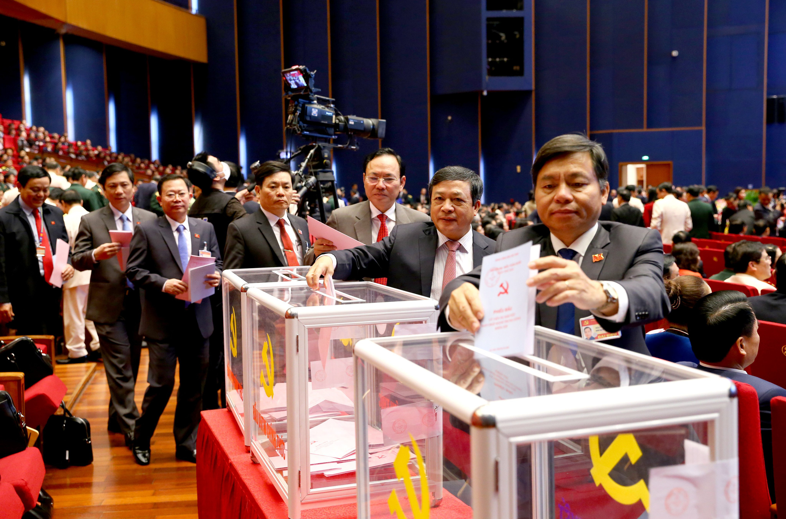 Các đại biểu bỏ phiếu bầu Ban Chấp hành Trung ương khóa XIII.